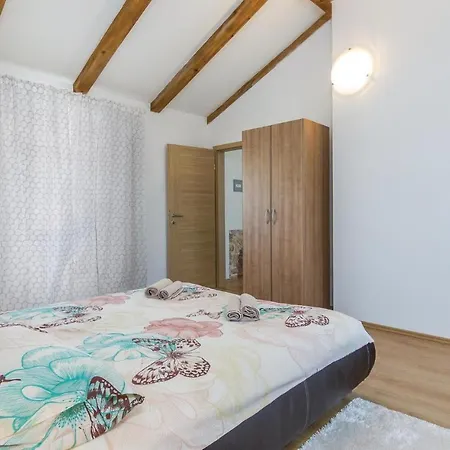 Holiday home In Sv,petar U Sumi With Jacuzzi